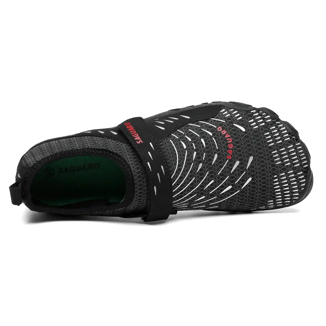 Detalle sistema de cierre velcro para ajuste seguro en zapatilla negra.