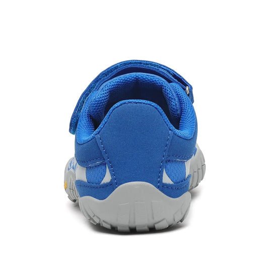 Vista trasera de bebe zapatillas azules con refuerzo ergonómico en el talón.