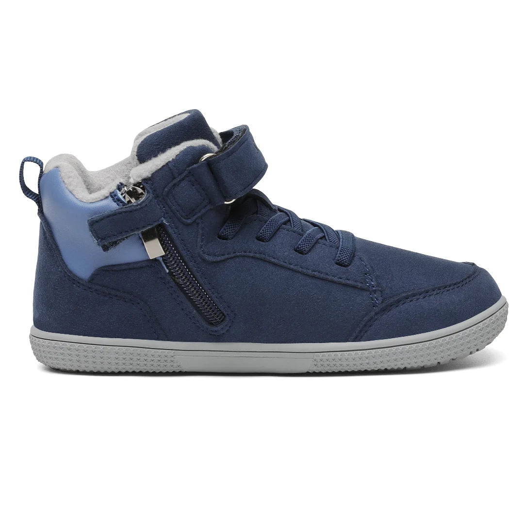 Bebe zapatillas azules con cremallera lateral y velcro para un calce fácil e independiente.