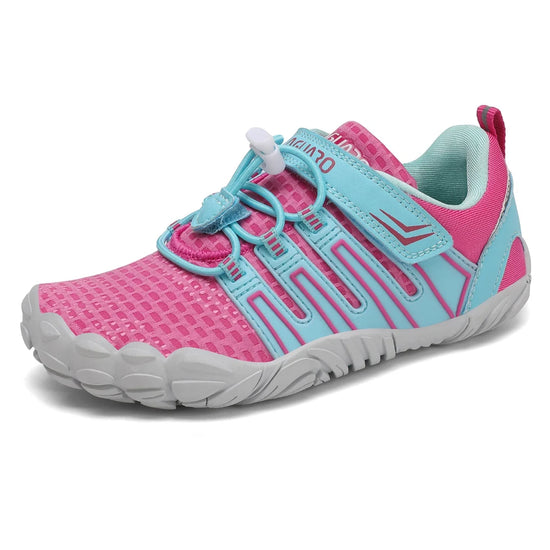 Bebe zapatillas rosa y celeste con diseño barefoot para un desarrollo podal saludable.