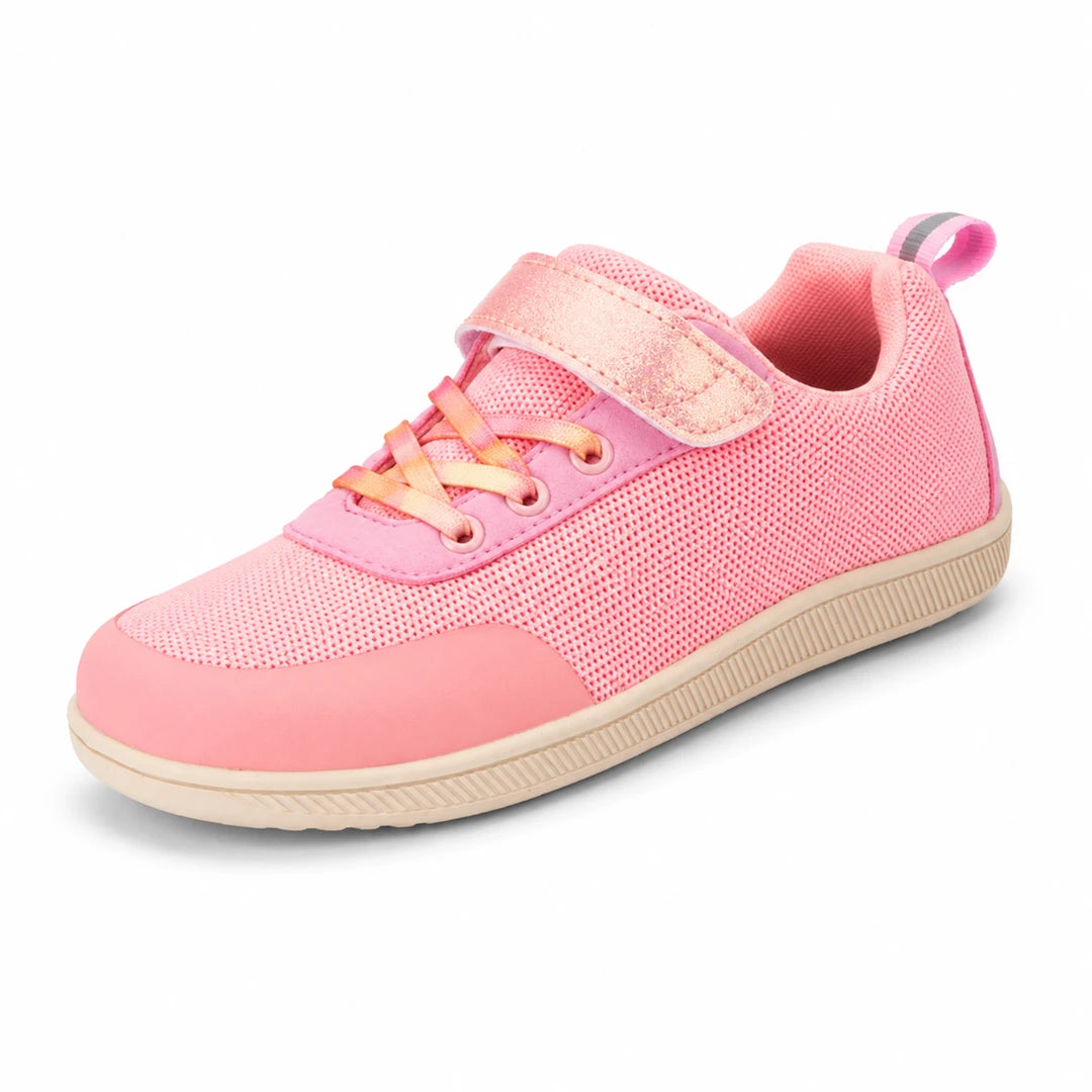 Bebe zapatillas rosa con diseño barefoot de malla transpirable para el uso diario.