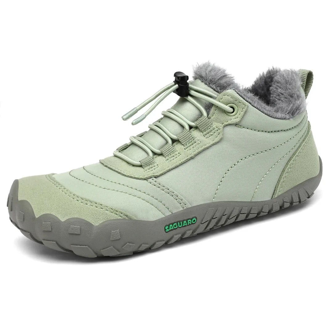 Botas barefoot para niña en color verde menta con forro térmico y suela flexible.