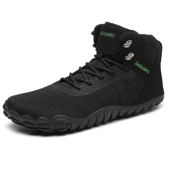 Botas de trekking barefoot negras Saguaro Vitality V, calzado respetuoso y táctico para montaña en Chile.