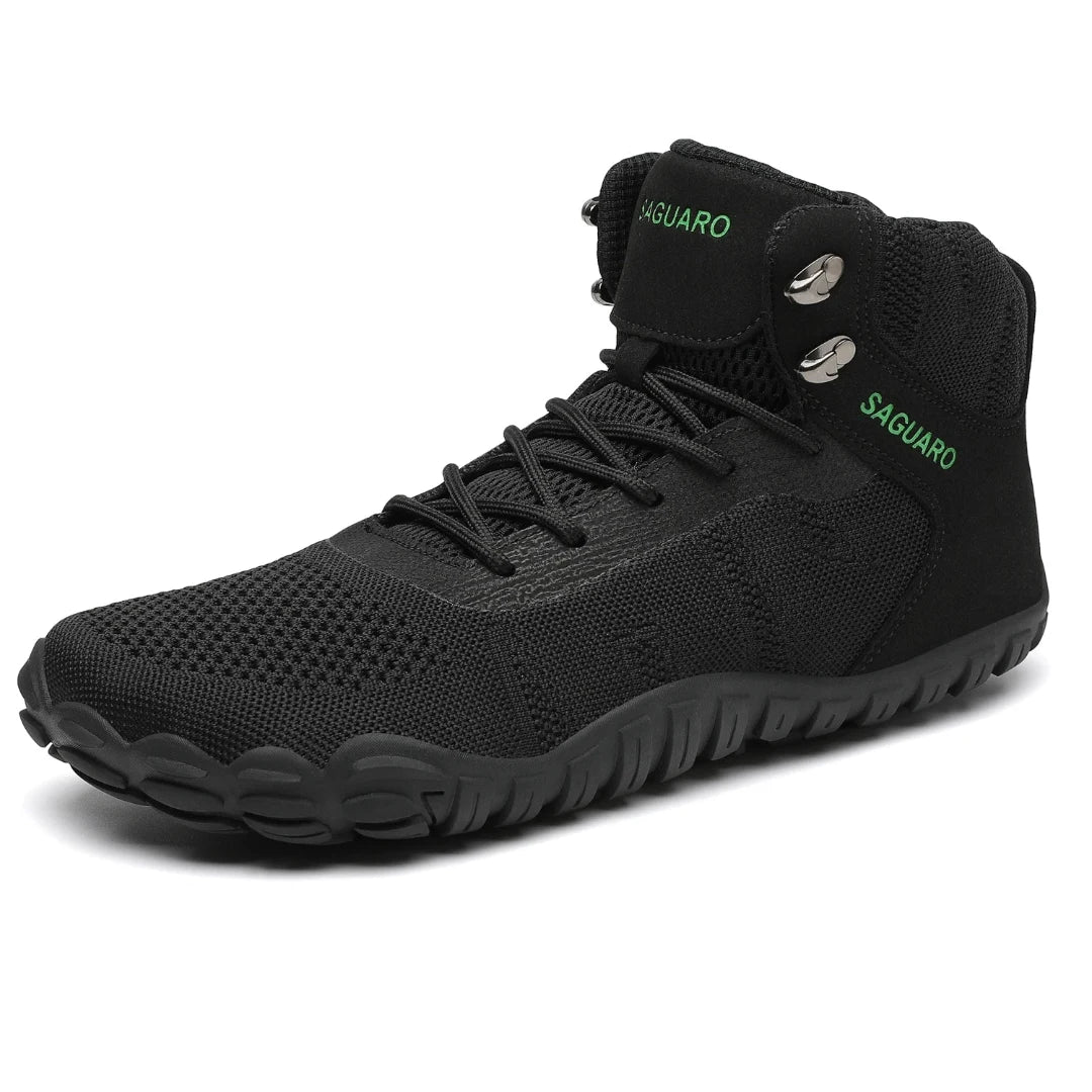 Botas de trekking barefoot negras Saguaro Vitality V, calzado respetuoso y táctico para montaña en Chile.