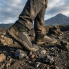 Hombre usando botas de trekking minimalistas Saguaro Vitality V negras, resistencia y comodidad para senderismo.