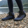 Mujer usando botas de trekking barefoot Saguaro Vitality V azul marino, calzado ergonómico y técnico para exploradoras.