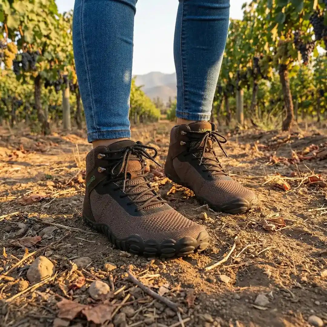 Mujer usando botas de trekking barefoot Saguaro Vitality V café, calzado respetuoso y técnico para exploradoras en Chile.