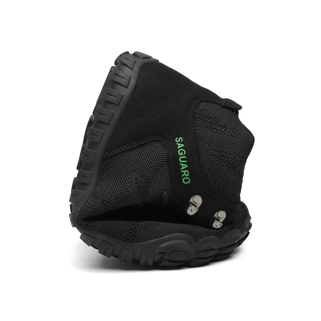 Demostración de flexibilidad extrema en botas de montaña Saguaro Vitality V, calzado blando y ligero ideal para transición.