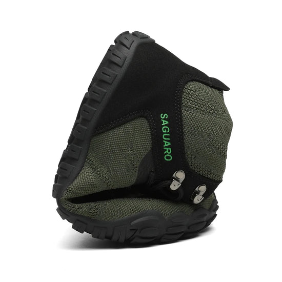 Demostración de flexibilidad extrema en botas de montaña Saguaro Vitality V, calzado blando y ligero ideal para la transición barefoot.