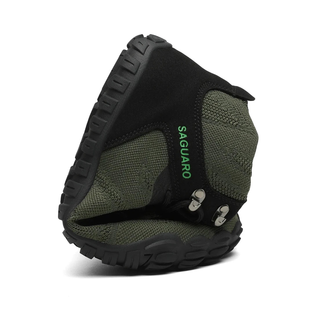 Demostración de flexibilidad extrema en botas de montaña Saguaro Vitality V, calzado blando y ligero ideal para la transición barefoot.