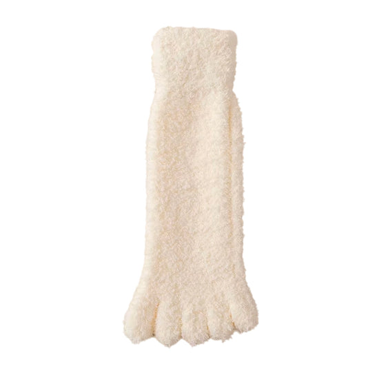 Calcetas largas beige de textura corderito, diseñadas bajo el concepto barefoot para máxima comodidad.