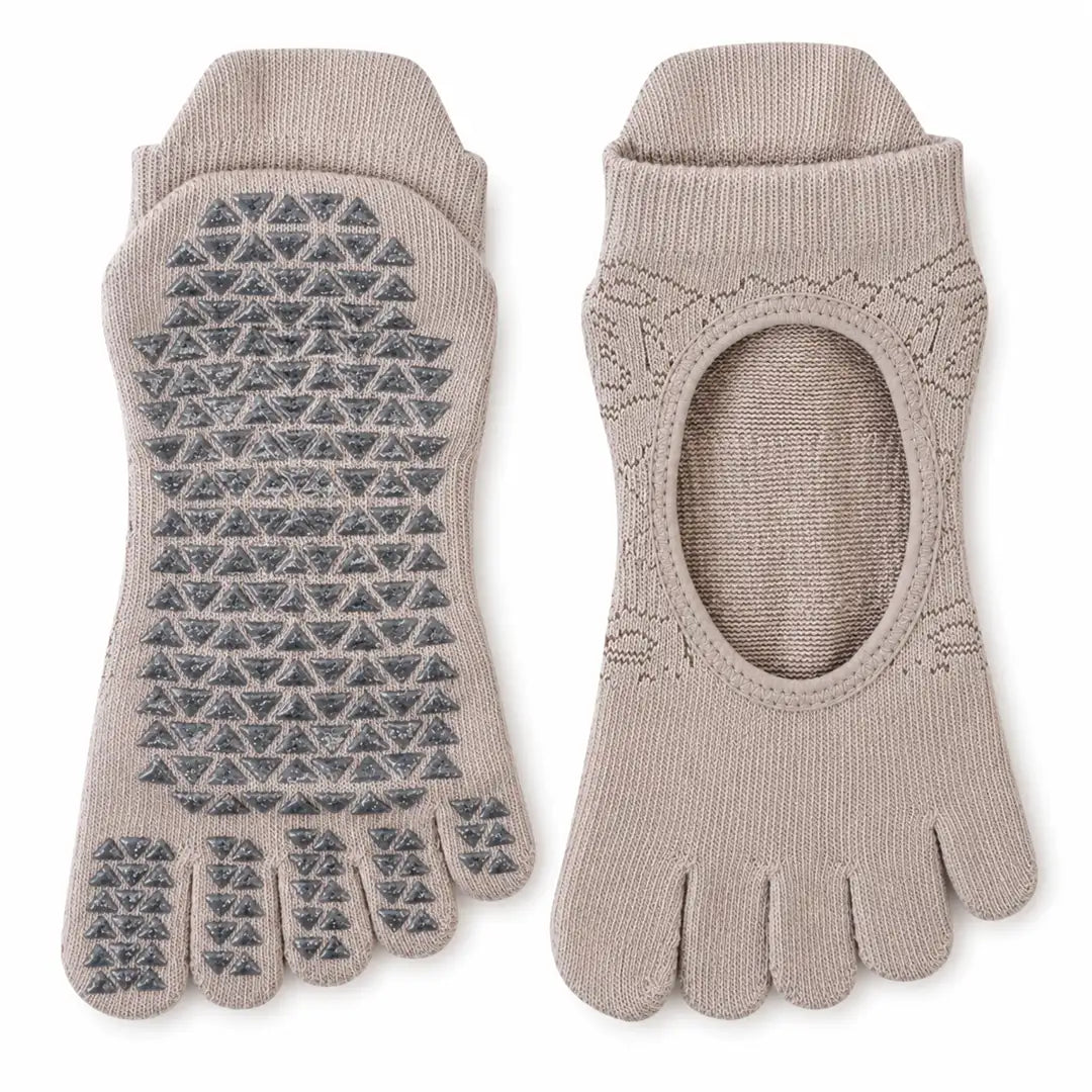 Calcetines de cinco dedos para mujer en color beige Sowilo, protectores cortos ideales para usar de forma invisible con sandalias o calzado respetuoso.
