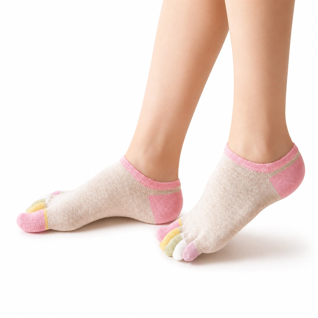 Calcetines de cinco dedos para mujer color beige y rosa marca Sowilo, protectores invisibles de horma anatómica para separar los dedos.