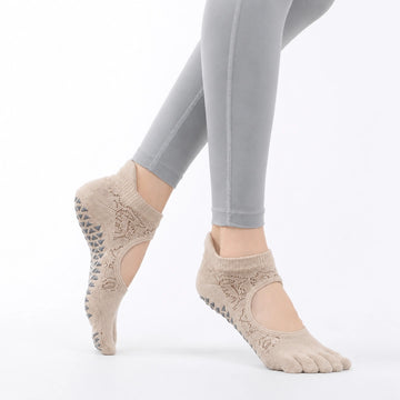 Calcetines de cinco dedos para mujer en color beige Sowilo, protectores cortos ideales para usar de forma invisible con sandalias o calzado respetuoso.