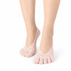 Modelo usando calcetines de cinco dedos para mujer color rosa unicolor Sowilo, protectores invisibles elásticos de corte bajo que alivian el empeine en Chile.
