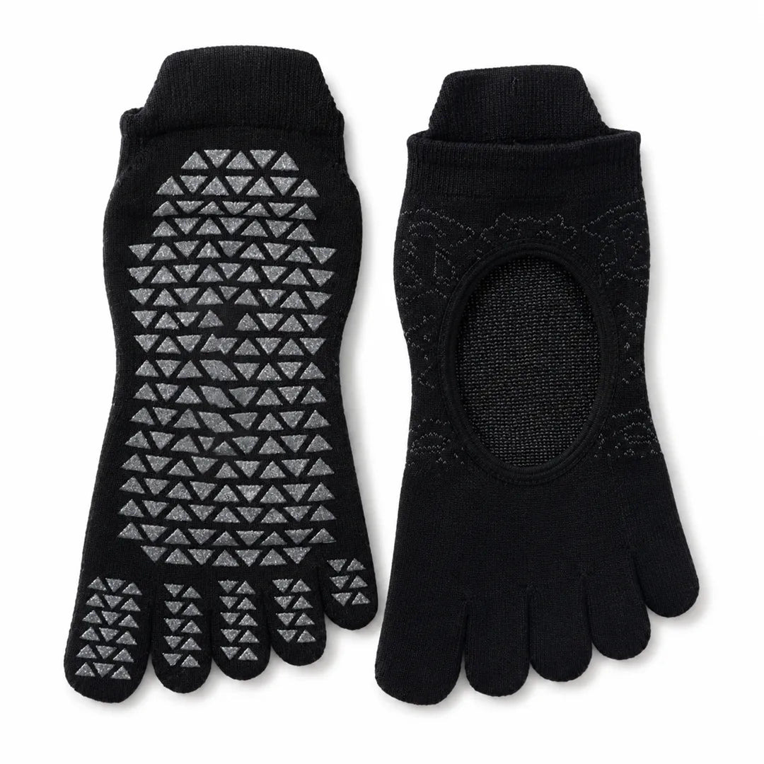 Calcetines de dedos separados cortos color negro Sowilo, medias con suela antiescurrimiento texturizada y empeine abierto transpirable.