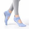 Modelo vistiendo calcetines para dedos del pie en color celeste Sowilo, medias cortas con escote elástico para libre movimiento del empeine en Chile.