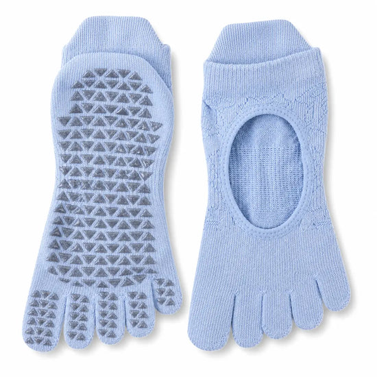 Calcetines para pilates o yoga de cinco dedos color celeste unicolor Sowilo, protectores elásticos con silicona adherente para pisada estable.