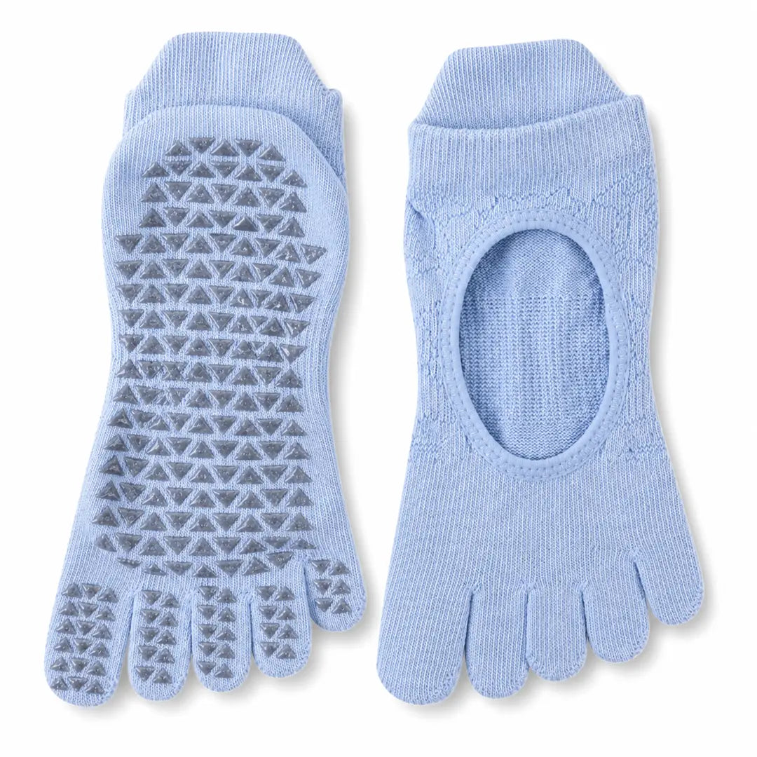 Calcetines para pilates o yoga de cinco dedos color celeste unicolor Sowilo, protectores elásticos con silicona adherente para pisada estable.