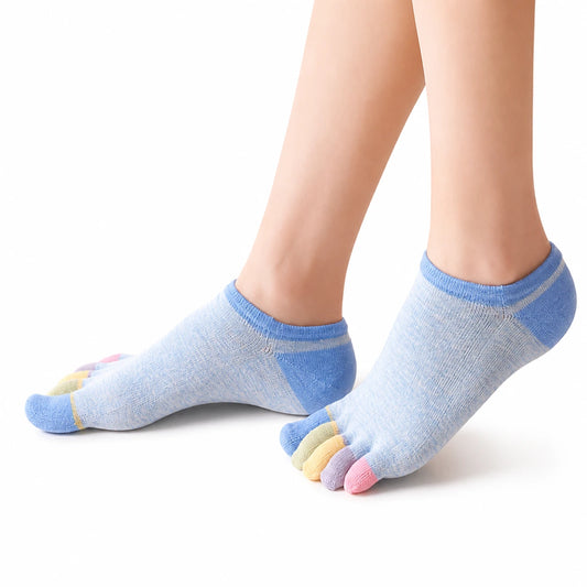 Calcetines tobilleros de cinco dedos celeste bicolor Sowilo, corte invisible elástico con tratamiento antideslizante en el talón.