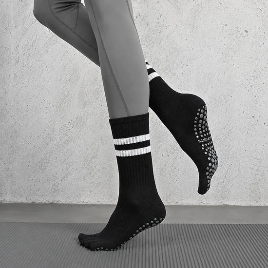 Calcetines para yoga con dedos antideslizantes en color negro Sowilo, medias largas con puntos de silicona para evitar caídas y juanetes en Chile.