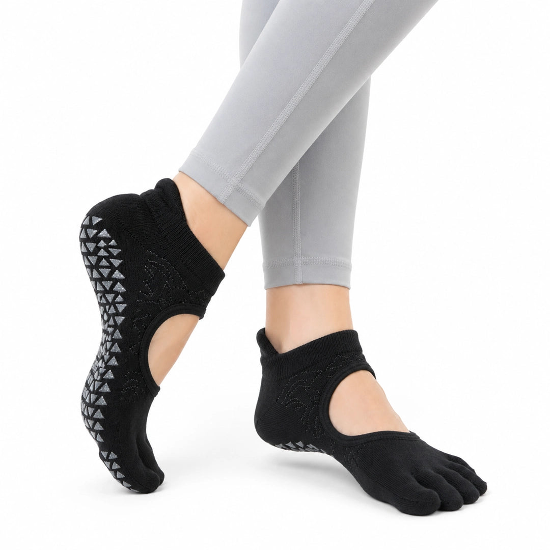 Calcetines para yoga con dedos antideslizantes color negro Sowilo, protectores cortos escotados con agarre de silicona para evitar caídas y juanetes en Chile.