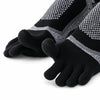 Vista en detalle de calcetines yoga dedos abiertos color negro y gris Sowilo, tejido elástico de alto grosor para estabilidad estructural.