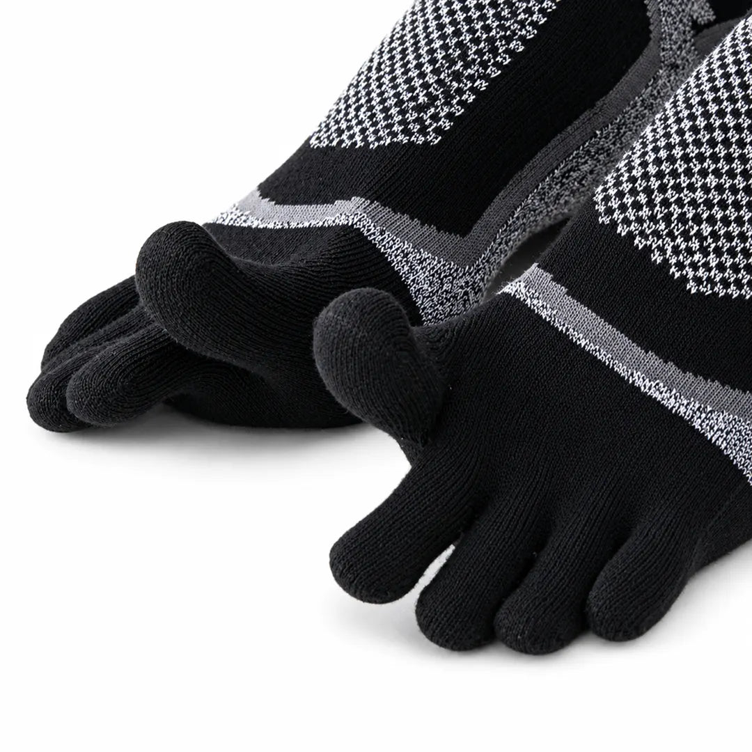 Vista en detalle de calcetines yoga dedos abiertos color negro y gris Sowilo, tejido elástico de alto grosor para estabilidad estructural.