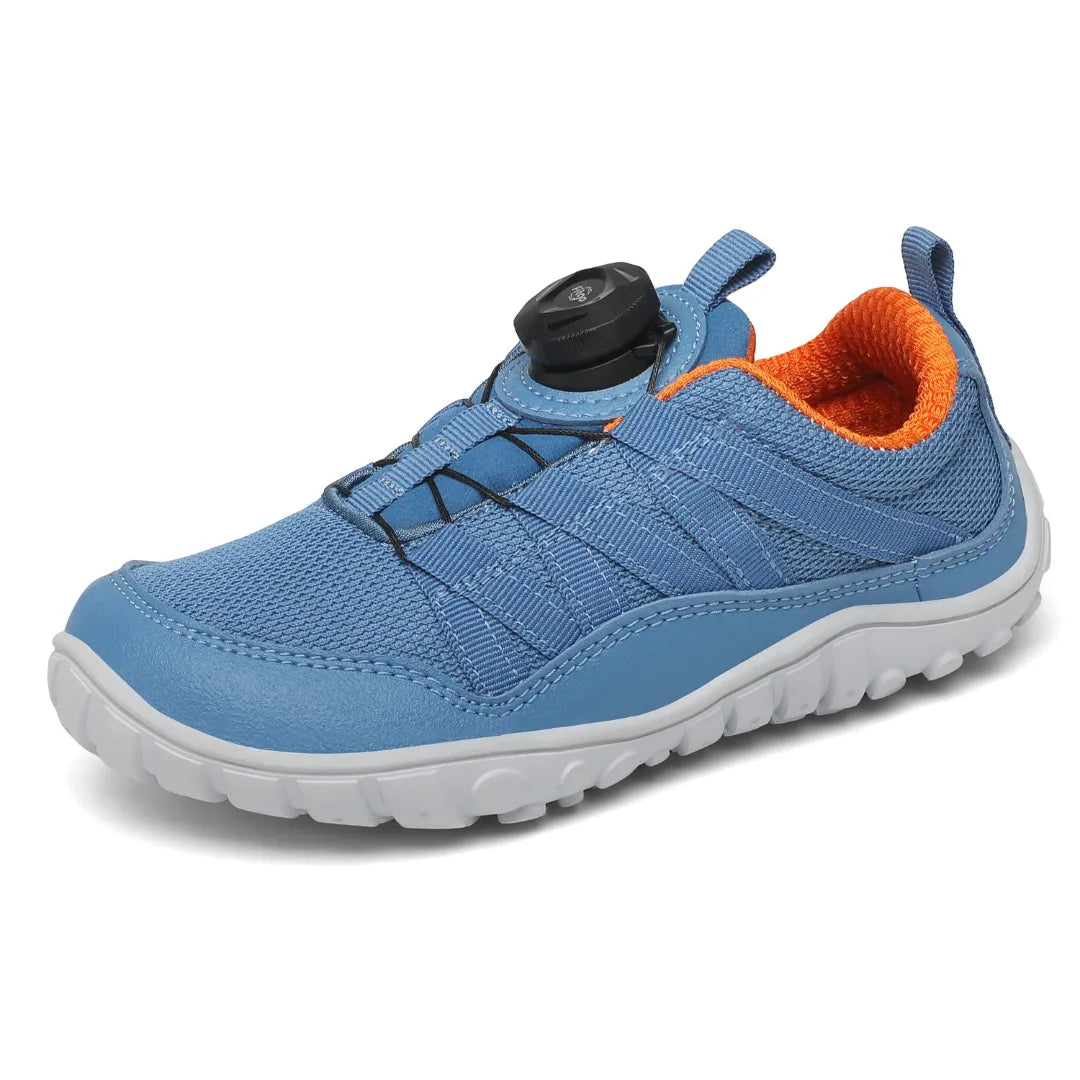 Calzado ergonómico infantil Saguaro Forestep I azul, ideal para senderismo y juego diario con flexibilidad total.