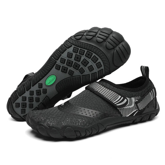 Calzado minimalista para piscina y mar Saguaro Dive IV negro, protección total y flexibilidad para deportes acuáticos.