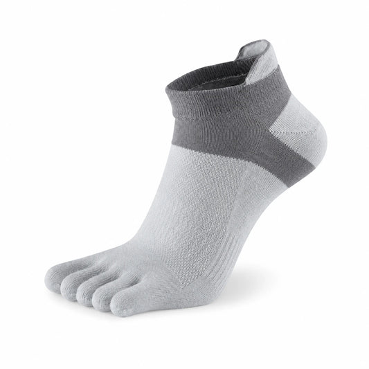 Calcetín de dedos gris deportivo, malla de ventilación superior.