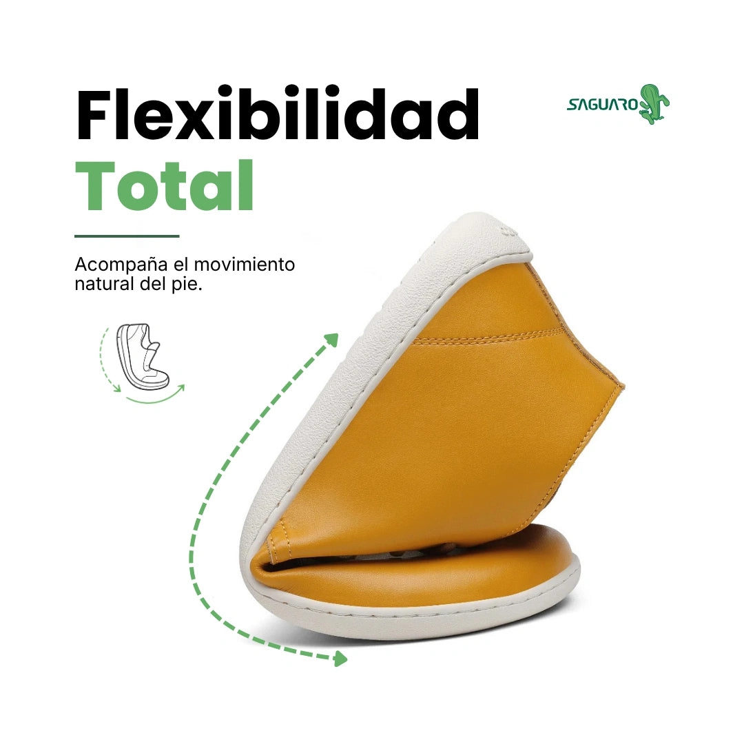 Zapato minimalista hombre Saguaro Noble I amarillo torsionado demostrando flexibilidad.