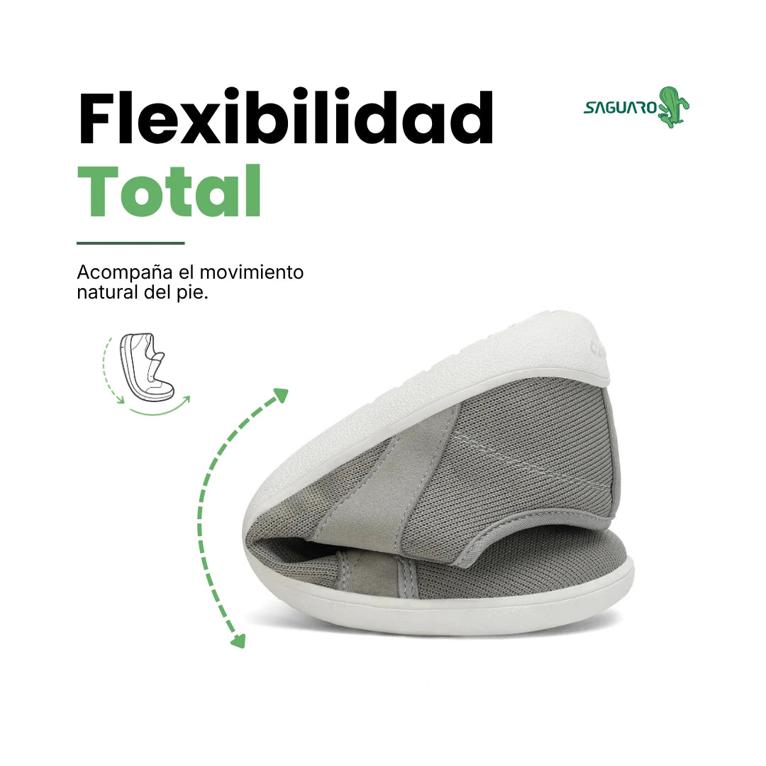 Zapatilla minimalista Saguaro gris doblada demostrando flexibilidad.