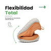 Zapatilla trail naranja doblada mostrando torsión y flexibilidad.