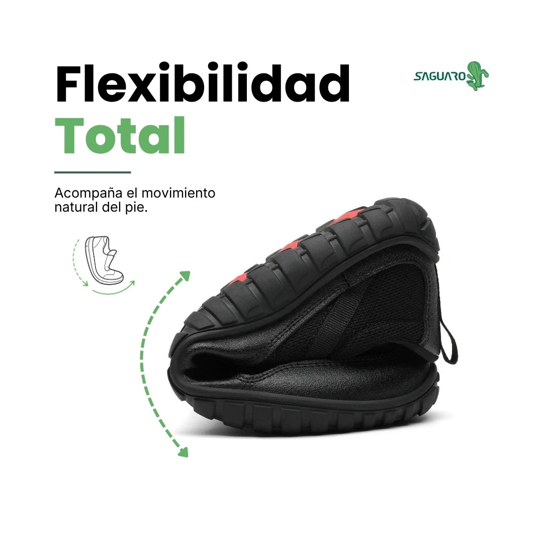 Zapatilla trail negra doblada demostrando flexibilidad en terreno.