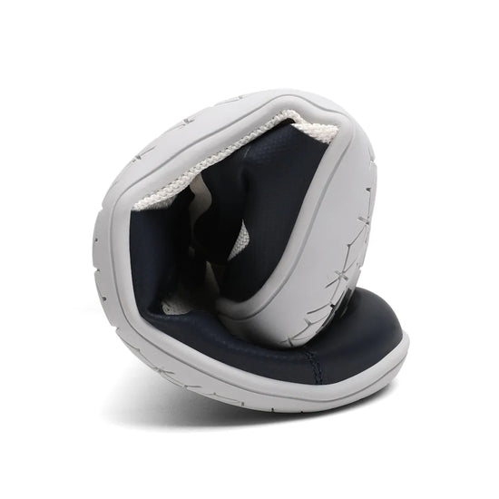 Zapatilla minimalista Wish II azul doblada, demostrando flexibilidad total.