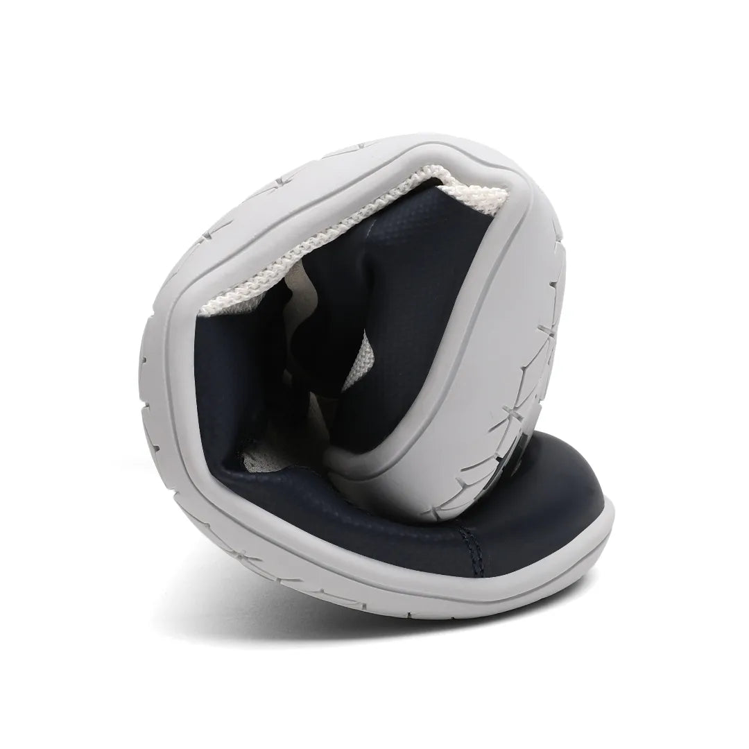 Zapatilla minimalista Wish II azul doblada, demostrando flexibilidad total.