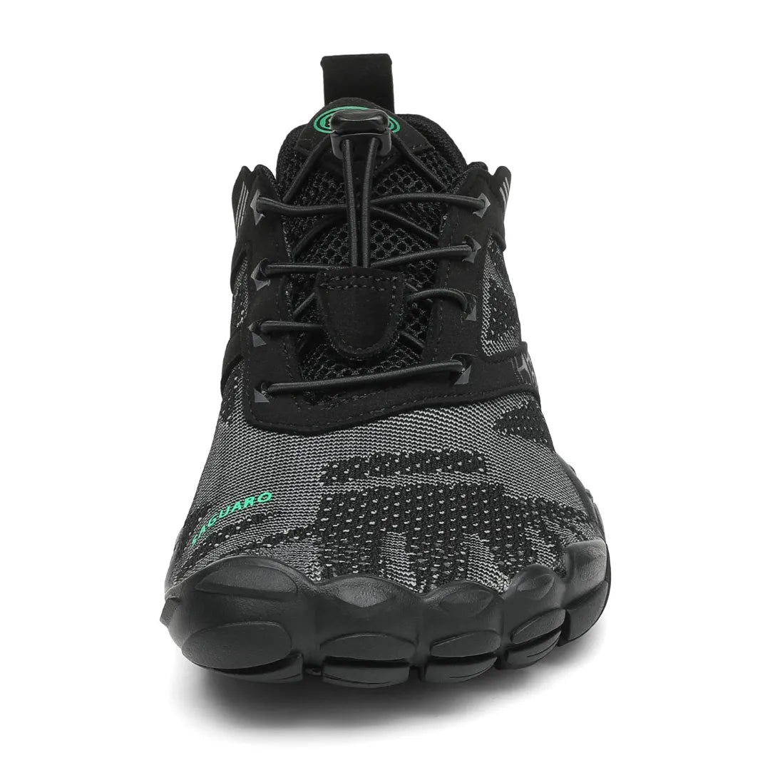 Vista frontal zapatilla deportiva negras, amplia caja de dedos y cordones rápidos.