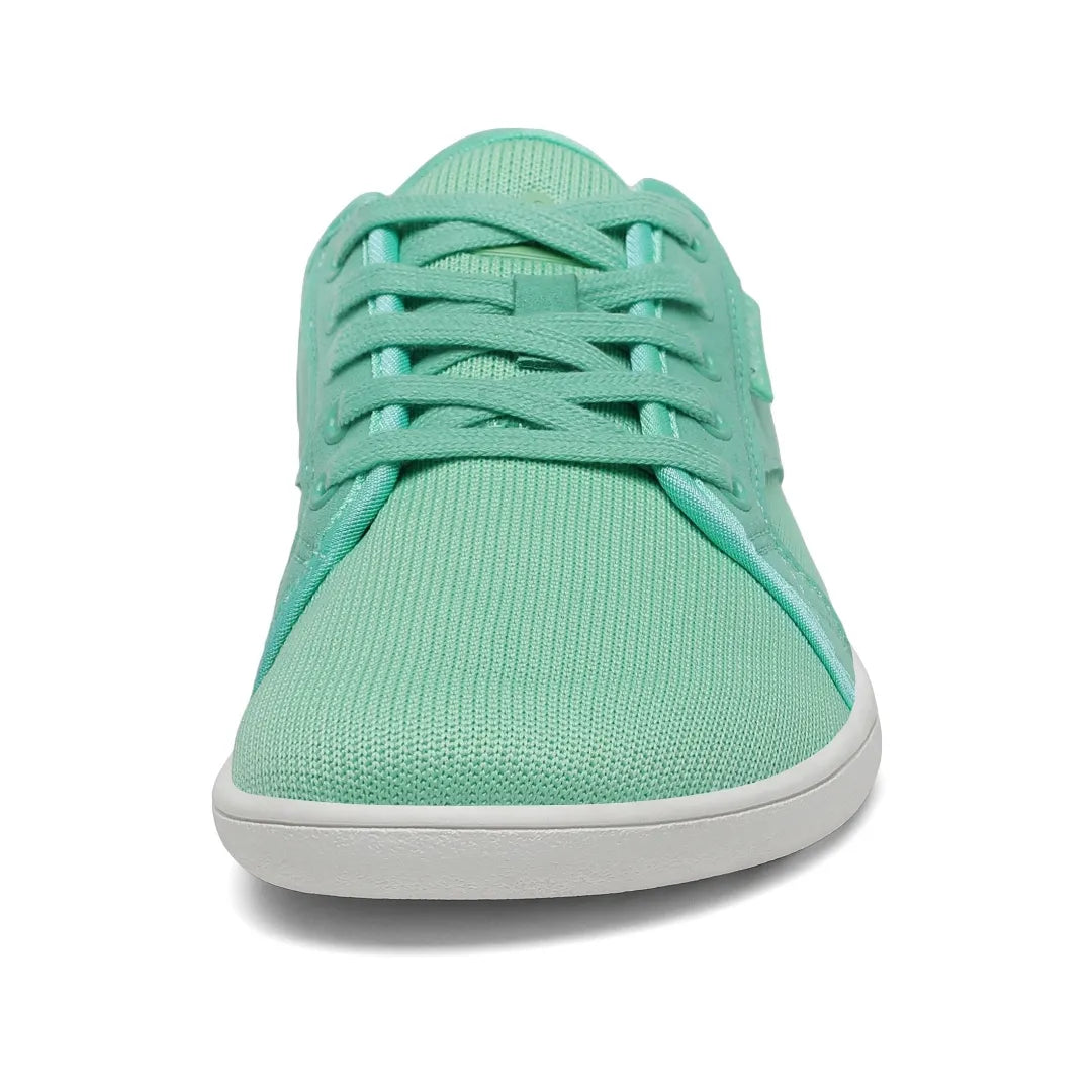 Zapatilla barefoot urbana frontal turquesa, suela delgada.