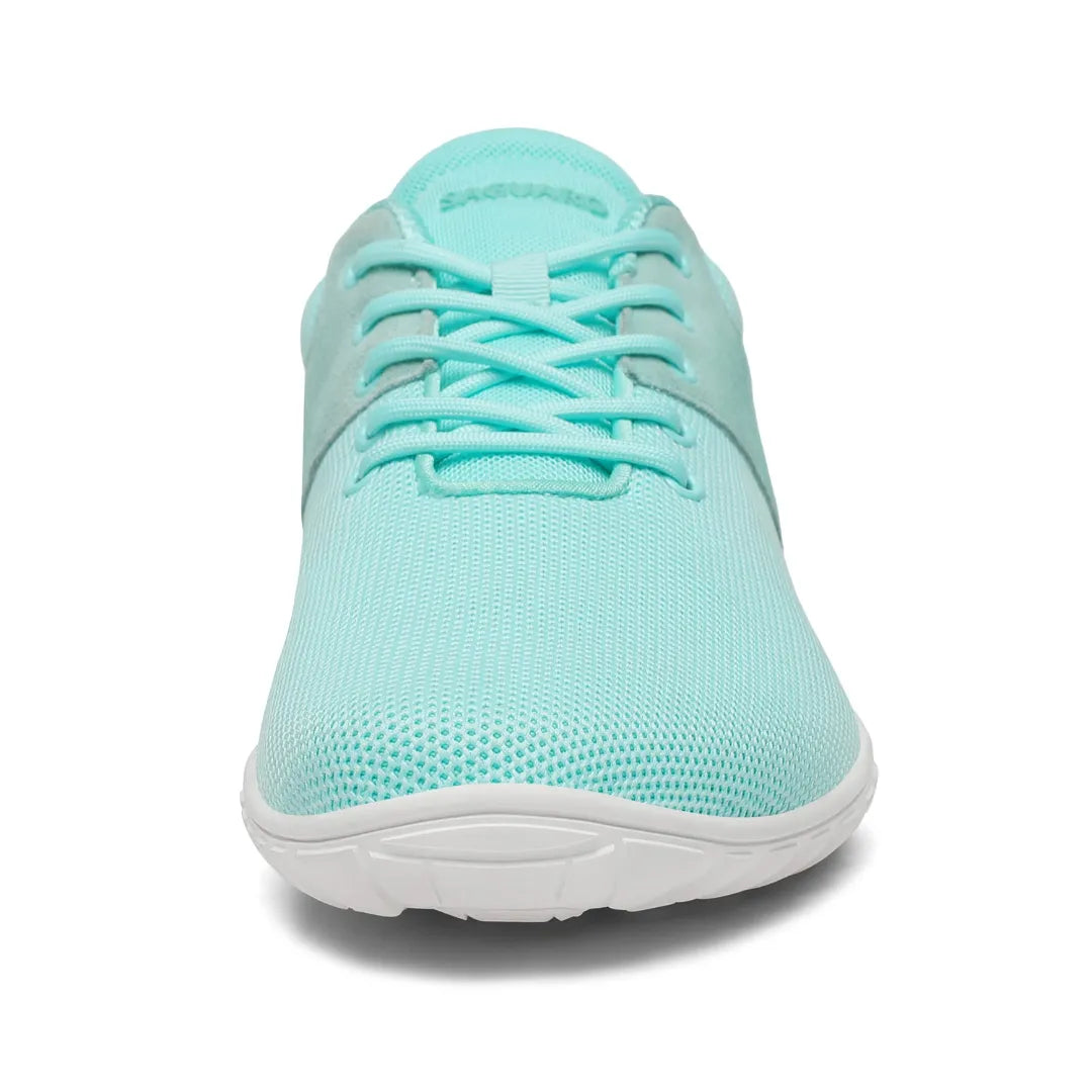 Vista frontal zapatilla minimalista turquesa, cordones planos.