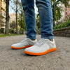 Hombre usando zapatillas minimalistas ZZFaber grises.