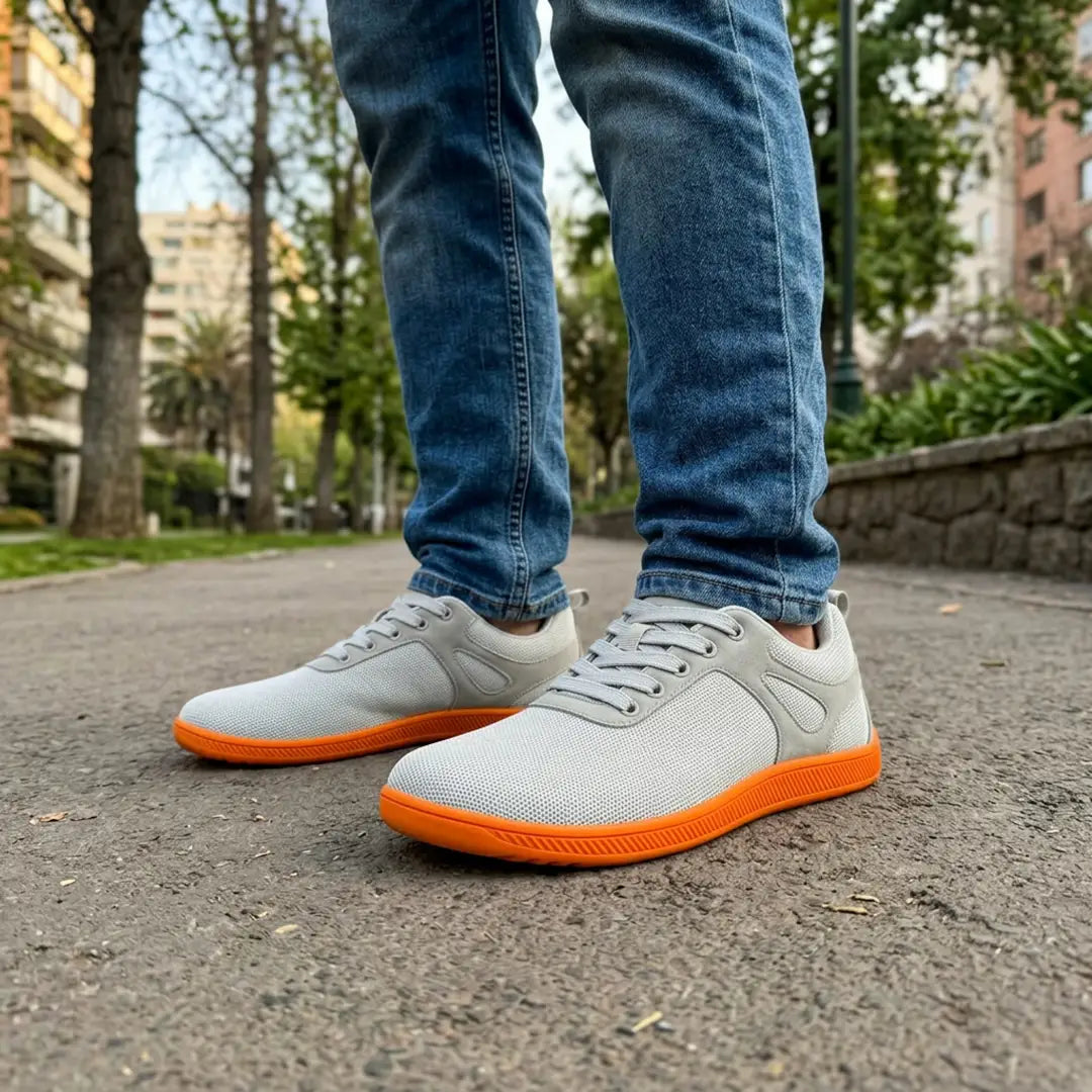 Hombre usando zapatillas minimalistas ZZFaber grises.
