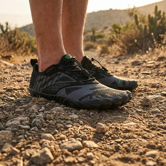 Persona realizando training con zapatillas barefoot negras. 