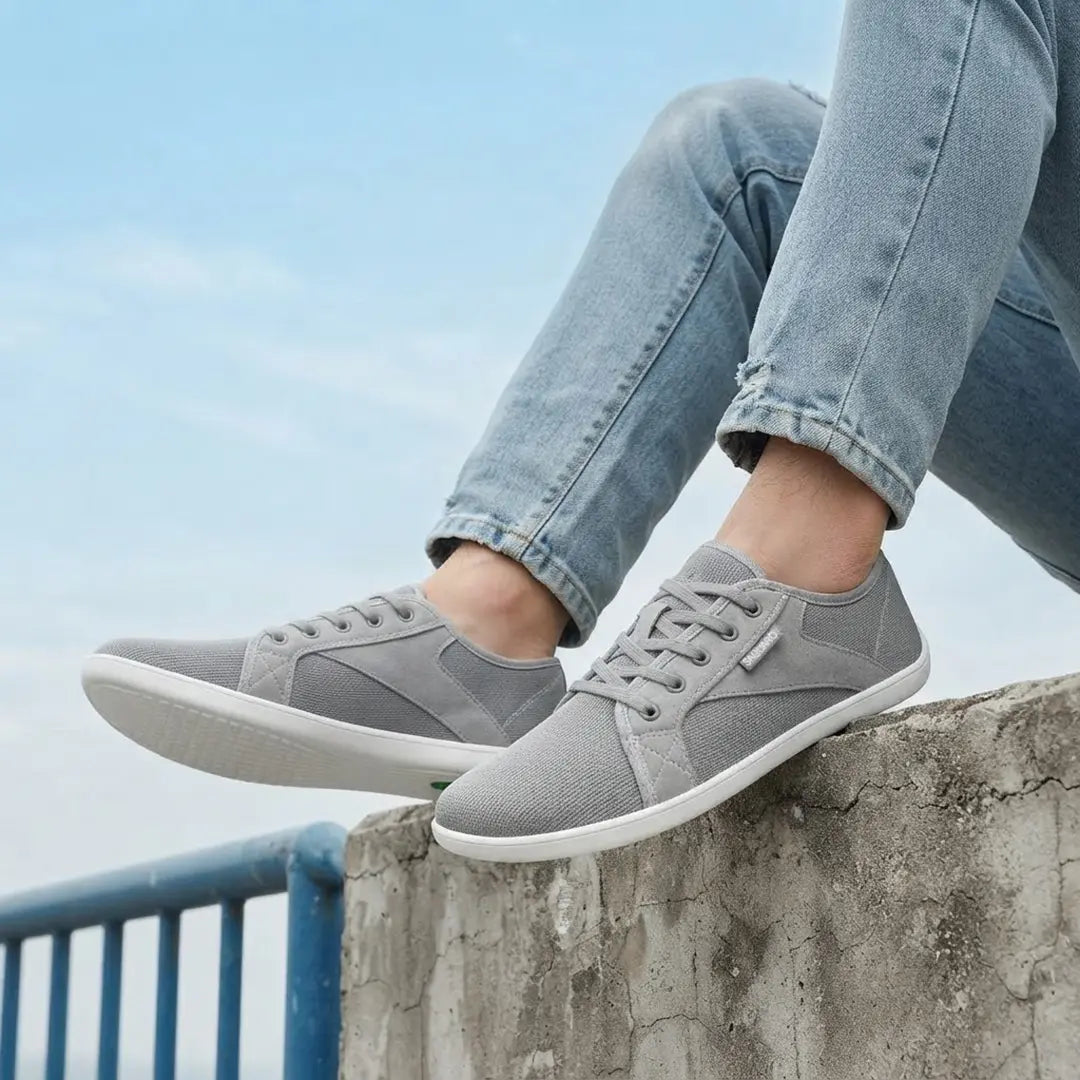 Hombre usando zapatillas Saguaro Luck I gris en entorno urbano.