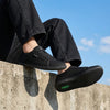 Hombre usando zapatillas Saguaro Luck I negro en entorno urbano.