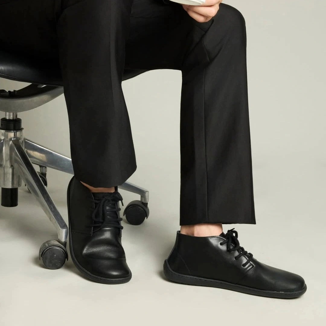 Hombre en oficina usando zapatos minimalistas formales Saguaro Noble I con traje.