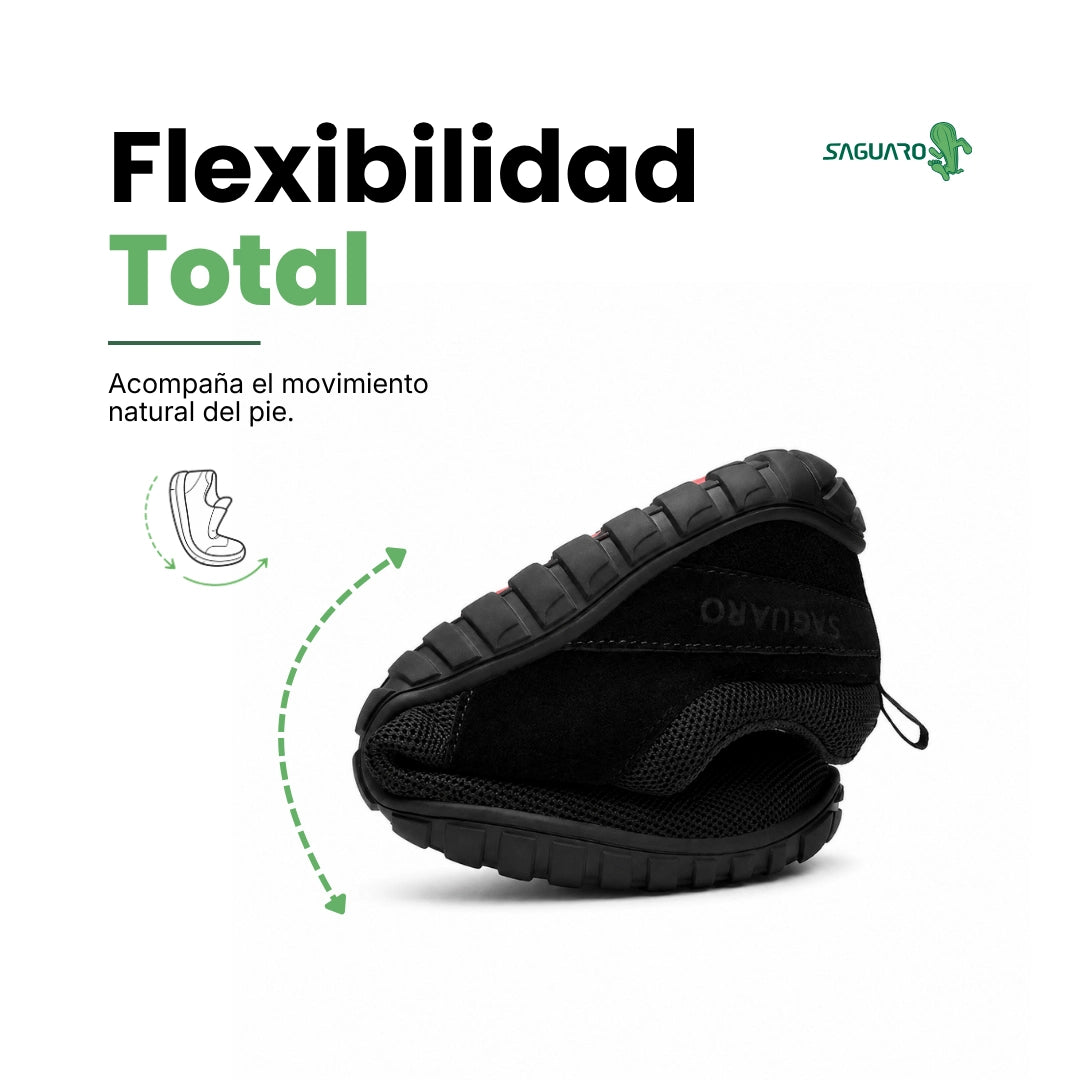 Zapatilla Saguaro Wish I negra doblada mostrando alta flexibilidad barefoot.