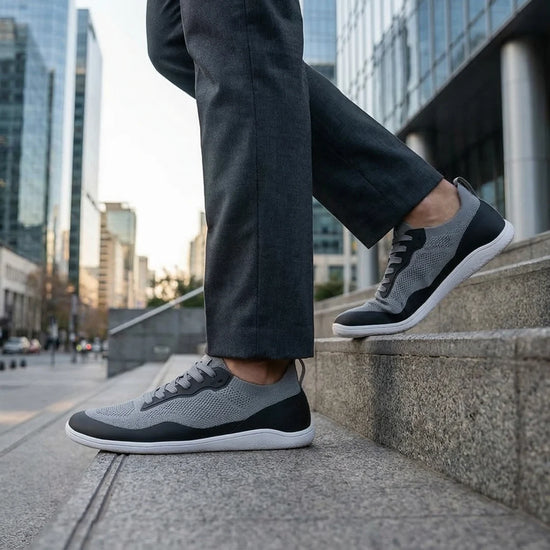 Sowilo Kenaz gris uso hombre oficina — zapatilla barefoot gris hombre lifestyle oficina Chile