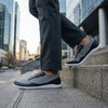 Sowilo Kenaz gris uso hombre oficina — zapatilla barefoot gris hombre lifestyle oficina Chile
