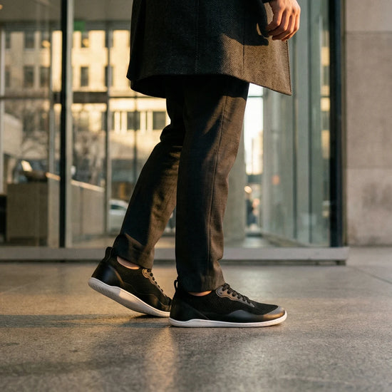 Hombre usando zapatillas kenaz negra en horario de trabajo.